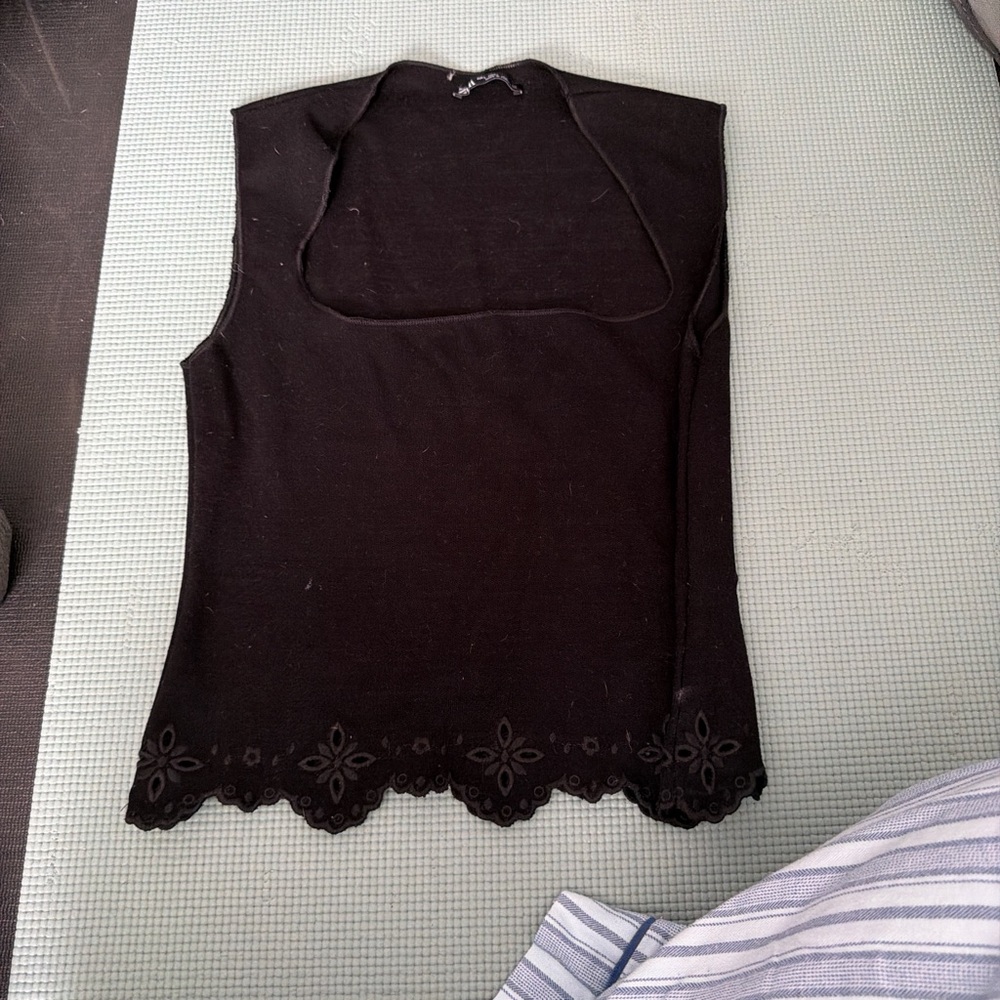 Black Sleeveless Scallop-Hem Tank Top